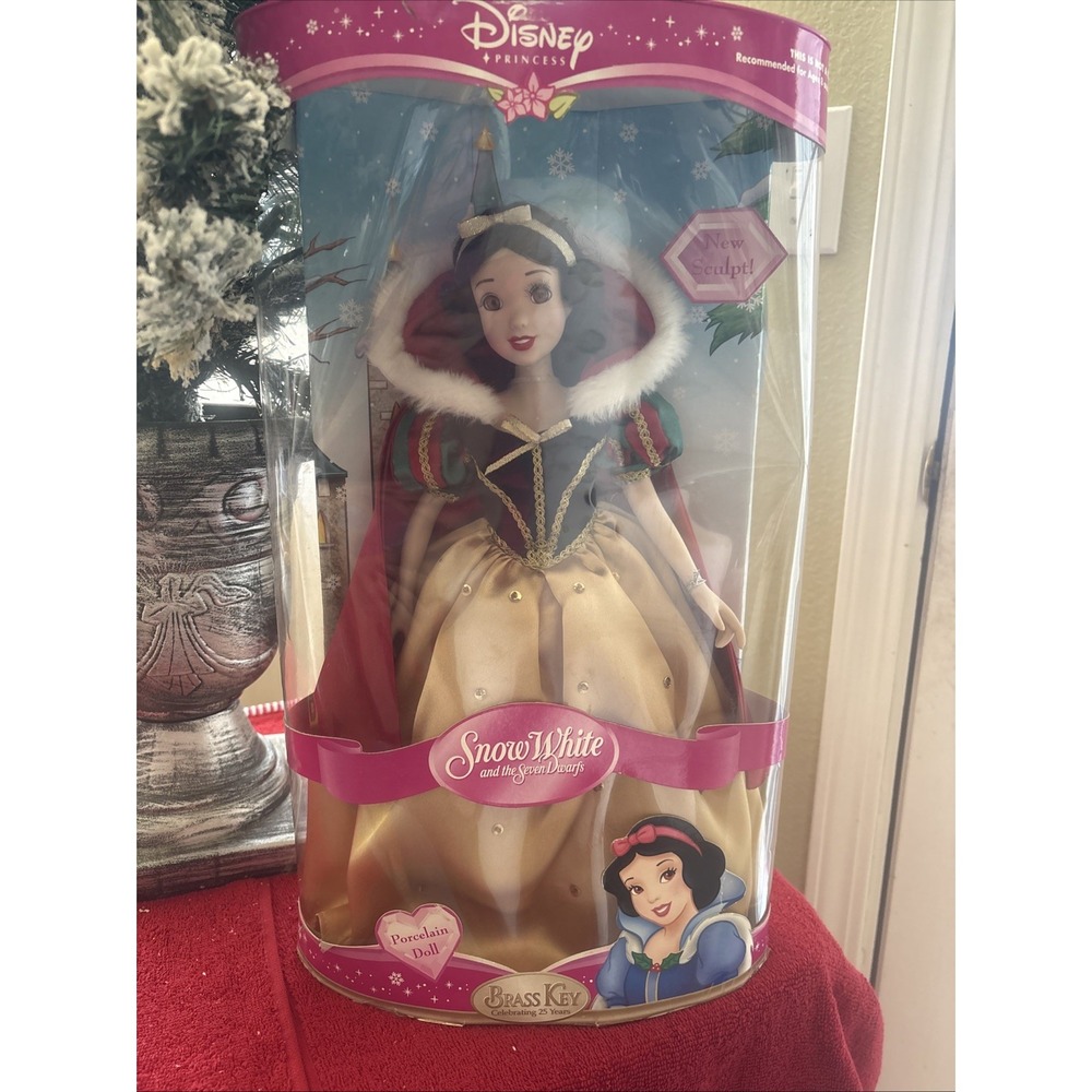 New 2006 Disney princess porcelain doll brass key collection Snow White Yellow